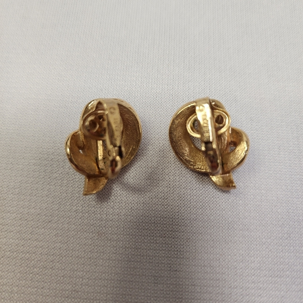 Crown Trifari Gold and White Enamel Brooch and Earring Knot Set - Picture 7 of 13